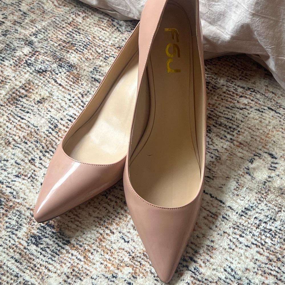 NUDE PUMPS, closed toe. Kitten heels.